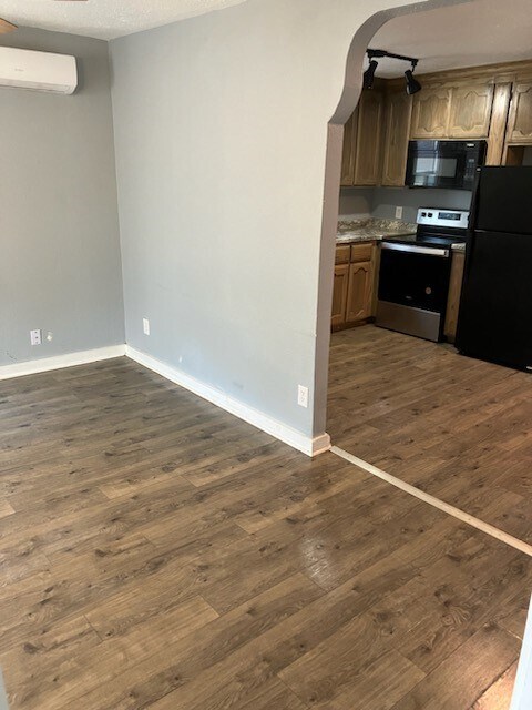 Building Photo - 602 W Santa Gertrudis St