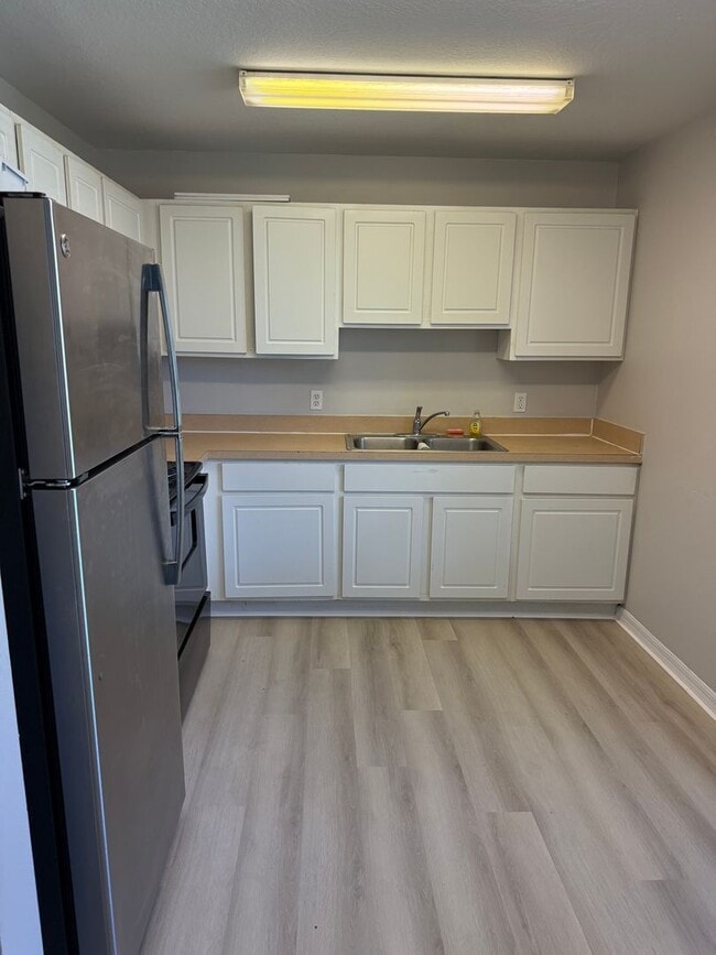 Building Photo - 3 Bed / 1 Bath Unit Available for Rent!