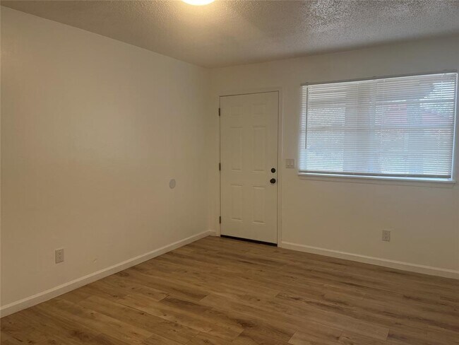 Building Photo - 5005 East Ave