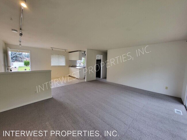 Building Photo - 3 br, 1 bath House - 8048 SE JENNINGS AVE