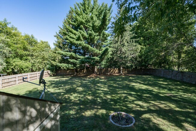Building Photo - 4 Bed/ 2 Bath House For Rent With Garage &...