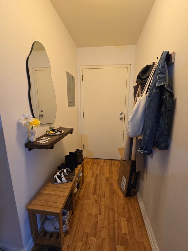 Foto del edificio - DELIGHTFUL OLDE CITY ONE BEDROOM APARTMENT