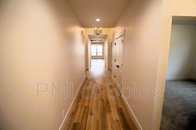 Building Photo - 4627 S Courvoisier Ave