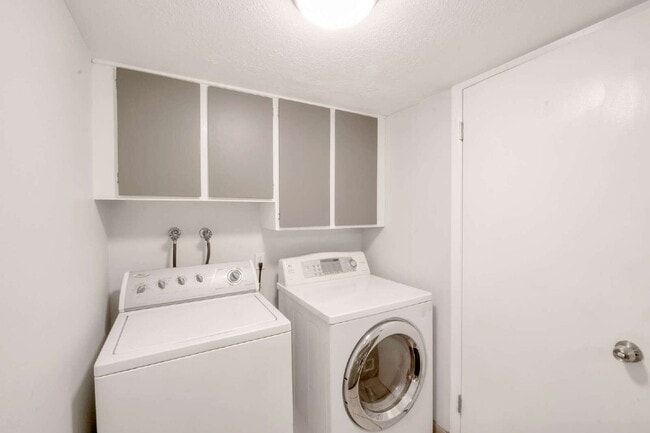 Building Photo - Convenient Sandy Townhome with 3 BD & 2 BA