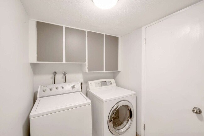 Foto del edificio - Convenient Sandy Townhome with 3 BD & 2 BA