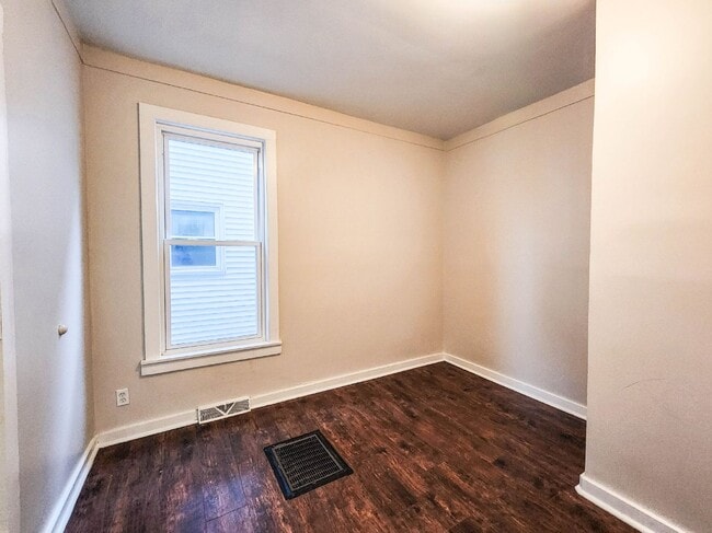 Building Photo - 2 Bedroom Apartment Near Science Hill