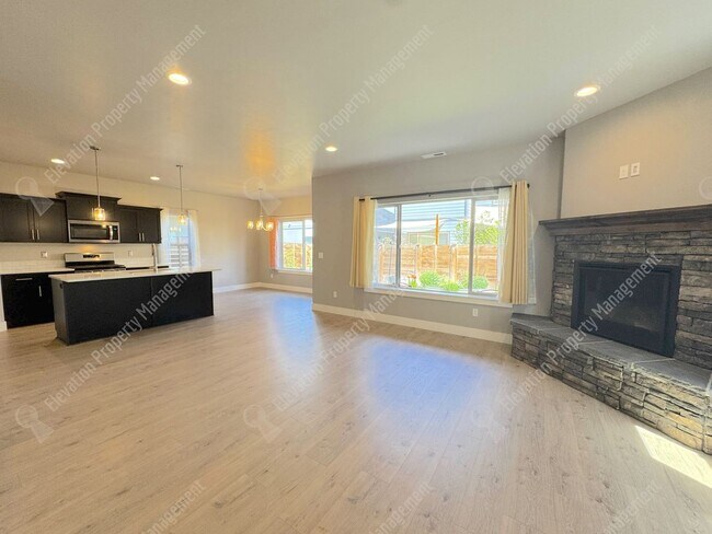 Foto del edificio - 4BR - 2.5 BA SE Bend home in great neighborhood with park and pool!