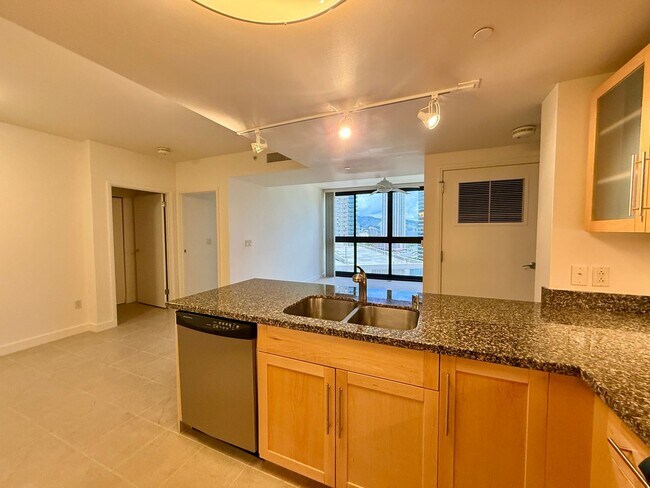 Foto del edificio - Beautifully Maintained 2-Bedroom, 2-Bath Residence in the Heart of Kaka?ako