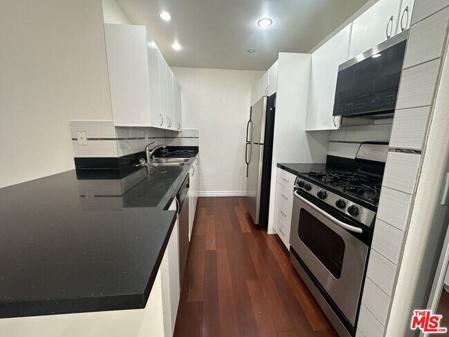 Foto del edificio - 18350 Hatteras St