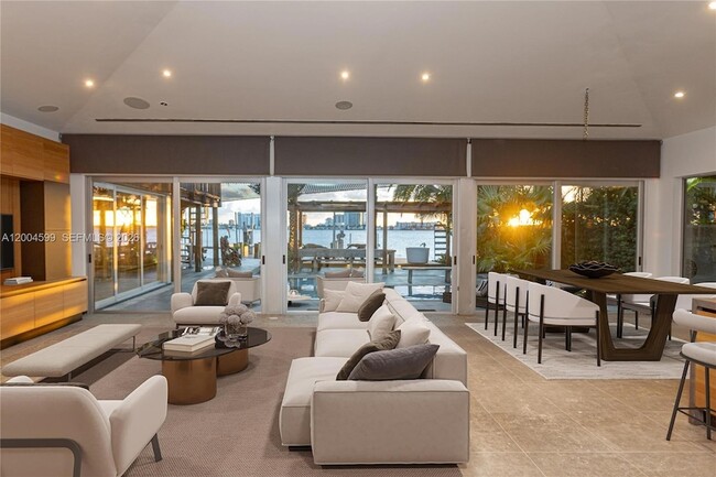 Foto del edificio - 2440 N Shore Terrace