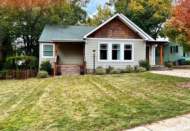 Foto del edificio - Updated 3 BR/ 2 BA home on Roseland Drive ...