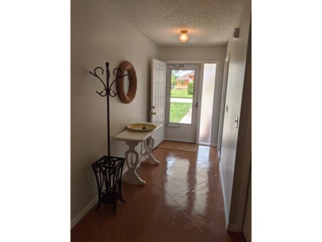 Building Photo - Vacation Rental Minutes from Beach, Shoppi...