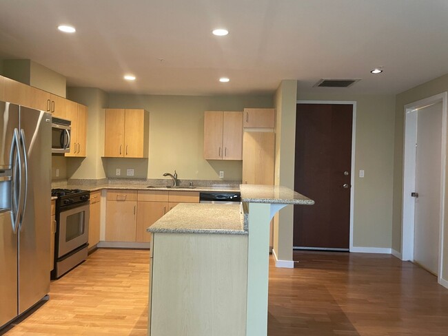 Building Photo - 1 BD / 1 BA Top Floor Peloton Unit! Availa...