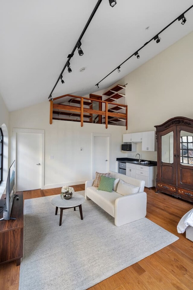 Building Photo - 35 E 6th Ave