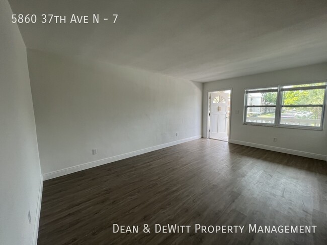 Building Photo - Second floor 1 BR in West St Pete w/In Uni...