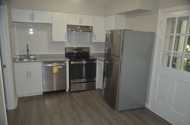 Building Photo - 2 Bed, 1.5 Bath Townhome Convenient to Str...