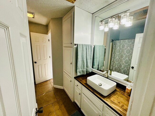 Building Photo - 110 Willow Branch Dr