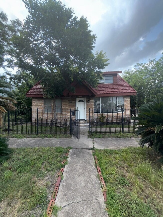 Building Photo - 3012 Live Oak St