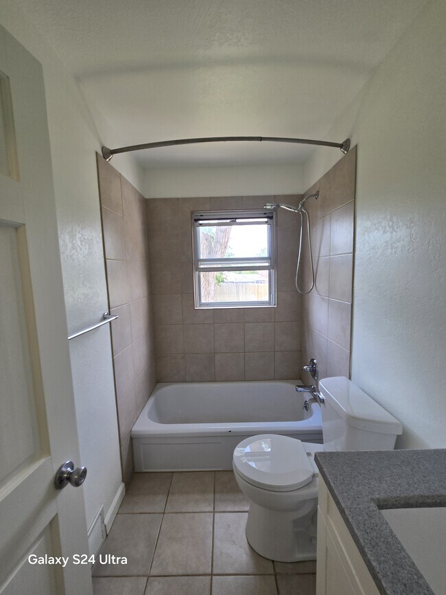 Foto del edificio - 1906 S Washington St