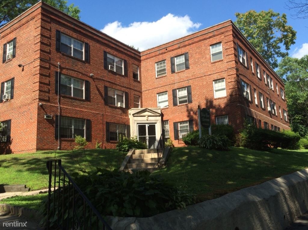 Primary Photo - 689 W Walnut Ln