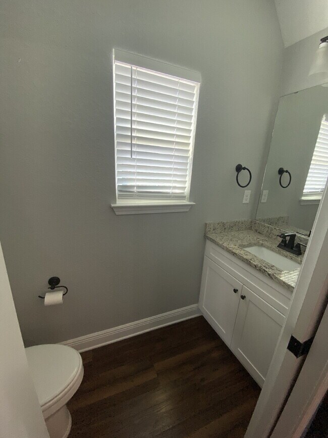 Building Photo - Situated in DeVillier's Square within convenient walking distance to Palafox, this contemporary r...