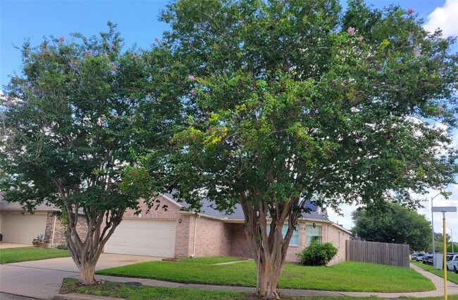 Building Photo - 19330 Larissa Dr