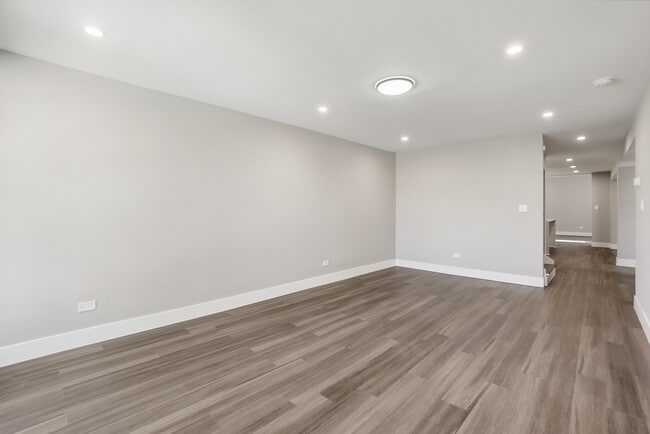 Building Photo - 4447 S Leamington Ave