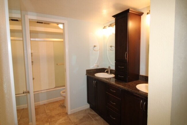 Building Photo - Beautiful 2 Bedroom and 2 Bath Apartment i...