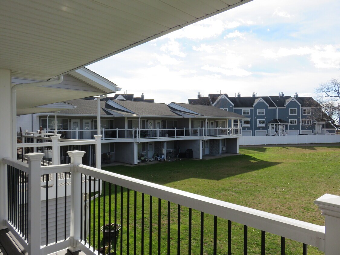 Foto principal - 129 Cosey Beach Ave