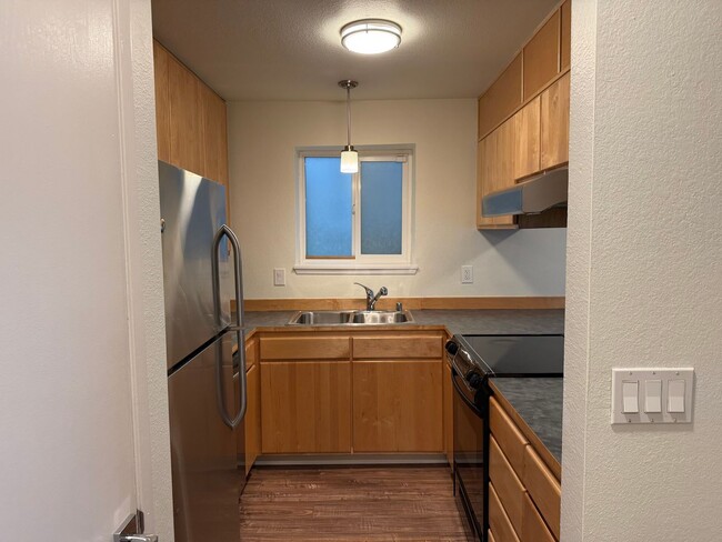 Building Photo - Cozy Bottom Floor 1 Bed 1 Bath Shoreline C...