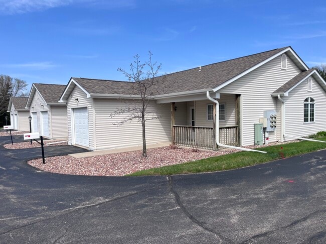 Building Photo - 996 Primrose Ln