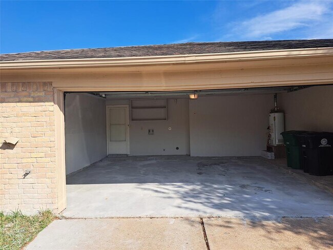 Building Photo - 6827 Songbrook Dr