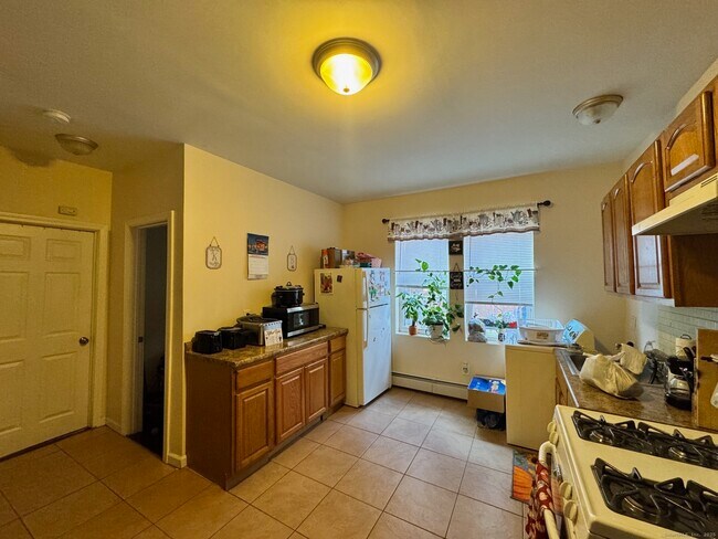 Building Photo - 204 Magnolia St