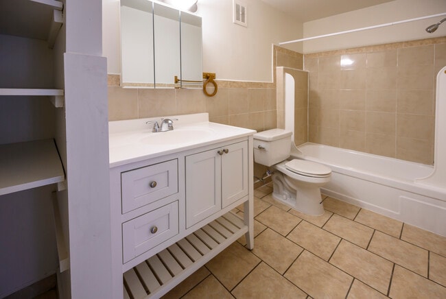 Foto del edificio - Bishop-Stratford Court Apartments