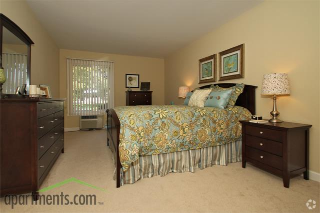 Bedroom - Lorraine Park & Parkview Apartments