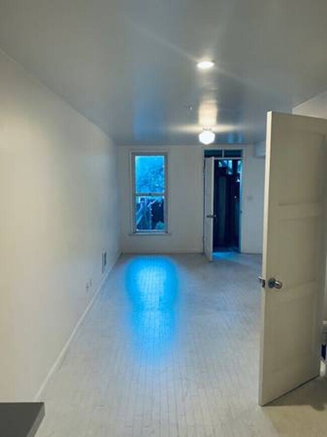 Building Photo - ONLY TO WORK  Studio in Potrero Hill. Gust...