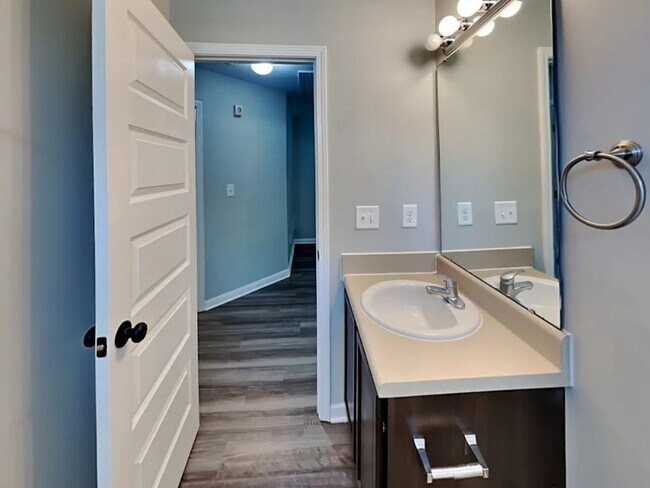 Foto del edificio - 229 Haywood Ln