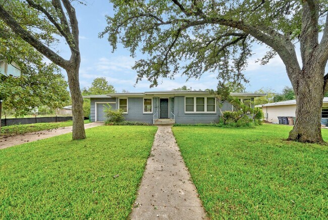 Building Photo - 2606 Twin Oaks Dr