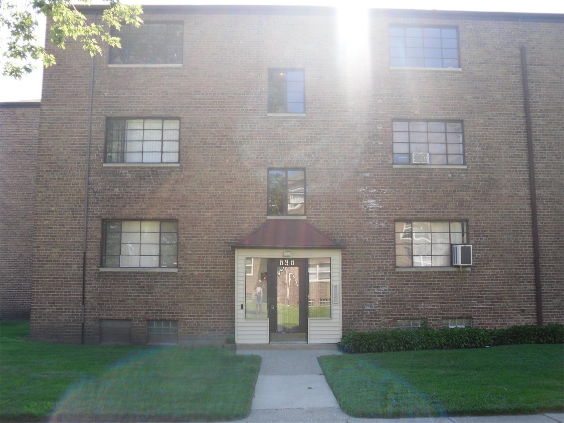 Primary Photo - 747 E 84th Pl