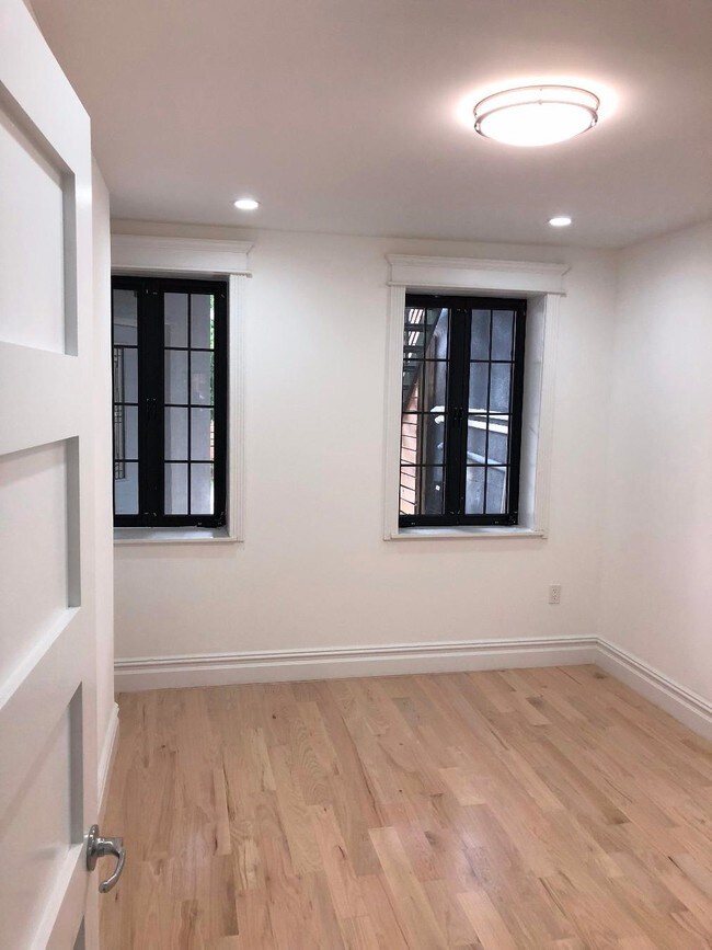 Building Photo - 376A Monroe St