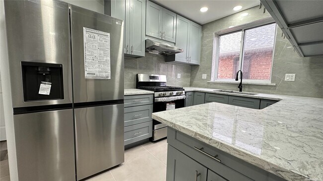 Foto del edificio - 37-51-51 63rd St