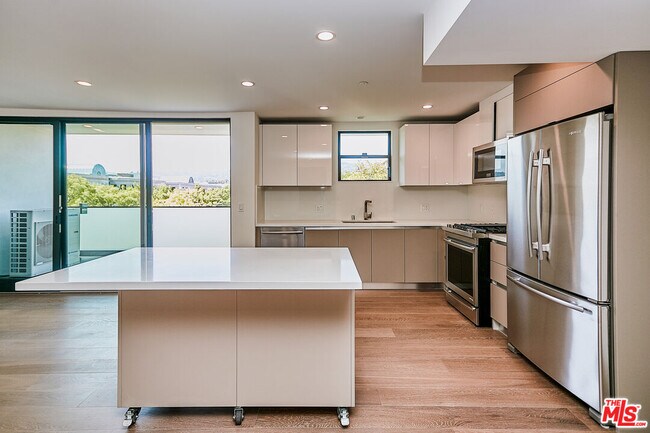 Foto del edificio - 328 N Maple Dr