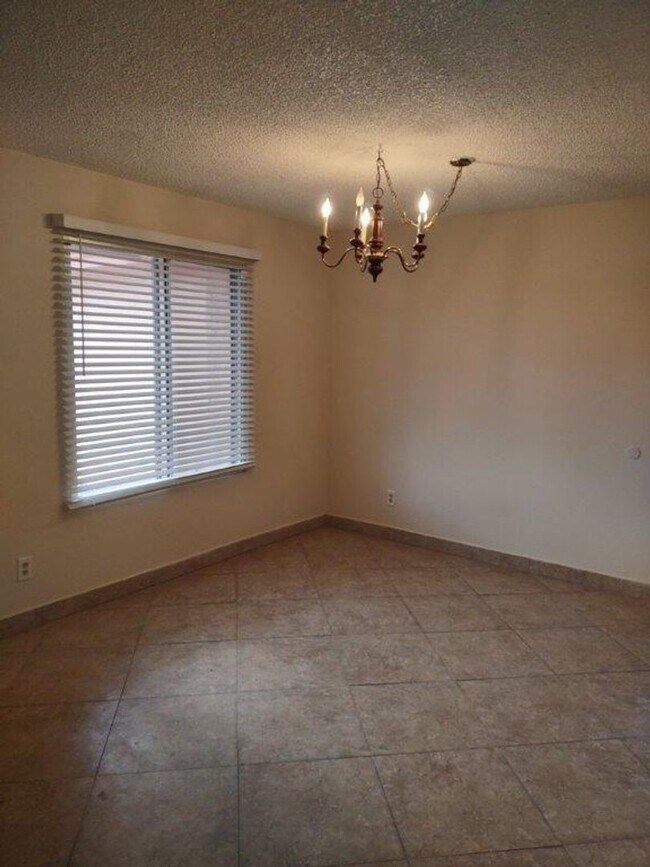 Building Photo - GREAT HOME. NO HOA!!