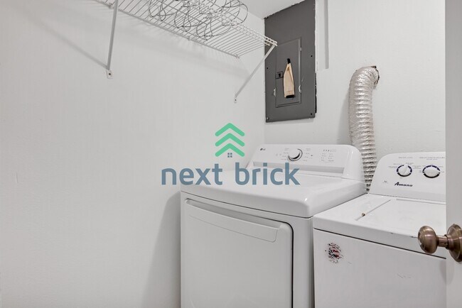 Foto del edificio - 2-bedroom, 1-bath basement unit