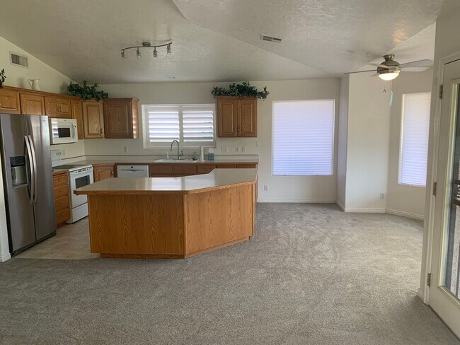 Building Photo - Wonderful 3 Bed 2 Bath Single Story on Sou...