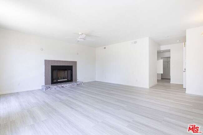 Building Photo - 5430 Amigo Ave