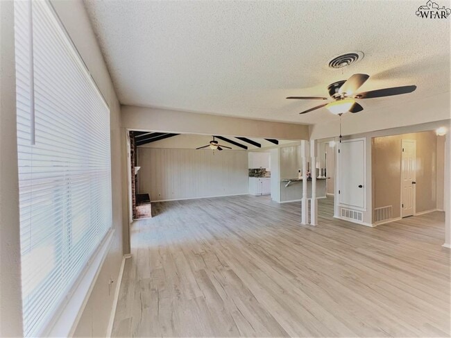 Building Photo - 4612 Summit Dr