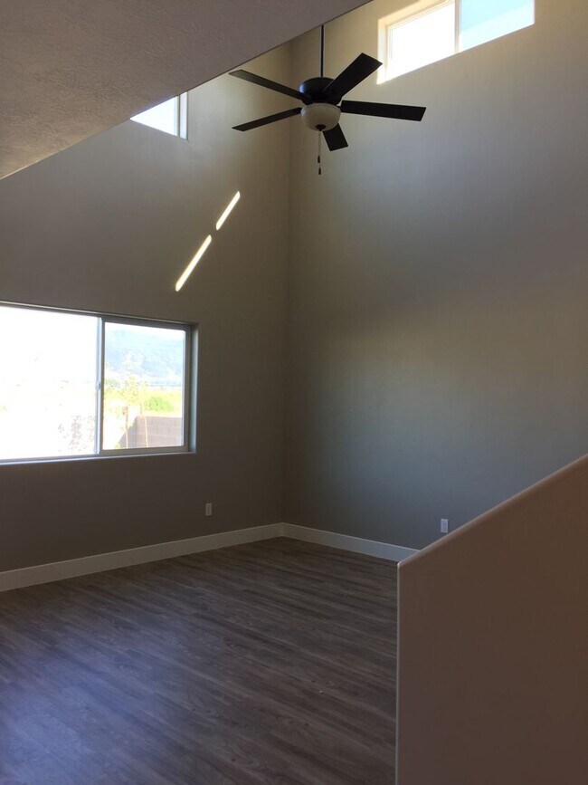 Foto del edificio - Duplex in Suburban Neighborhood