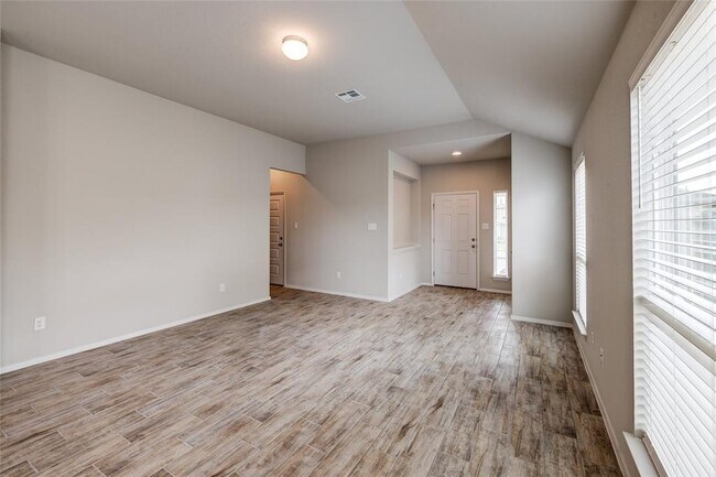 Foto del edificio - 120 Lyndon Dr