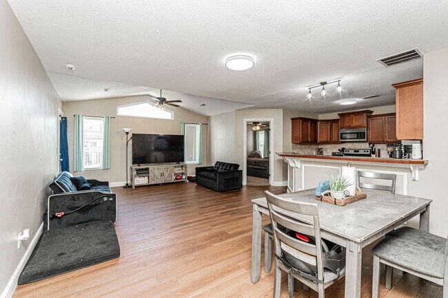 Foto del edificio - Please View 3D Virtual Walk-Through Before Scheduling a Showing